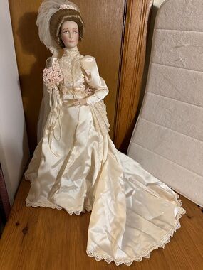 Porcelain bride doll by Franklin Mint Heirloom.